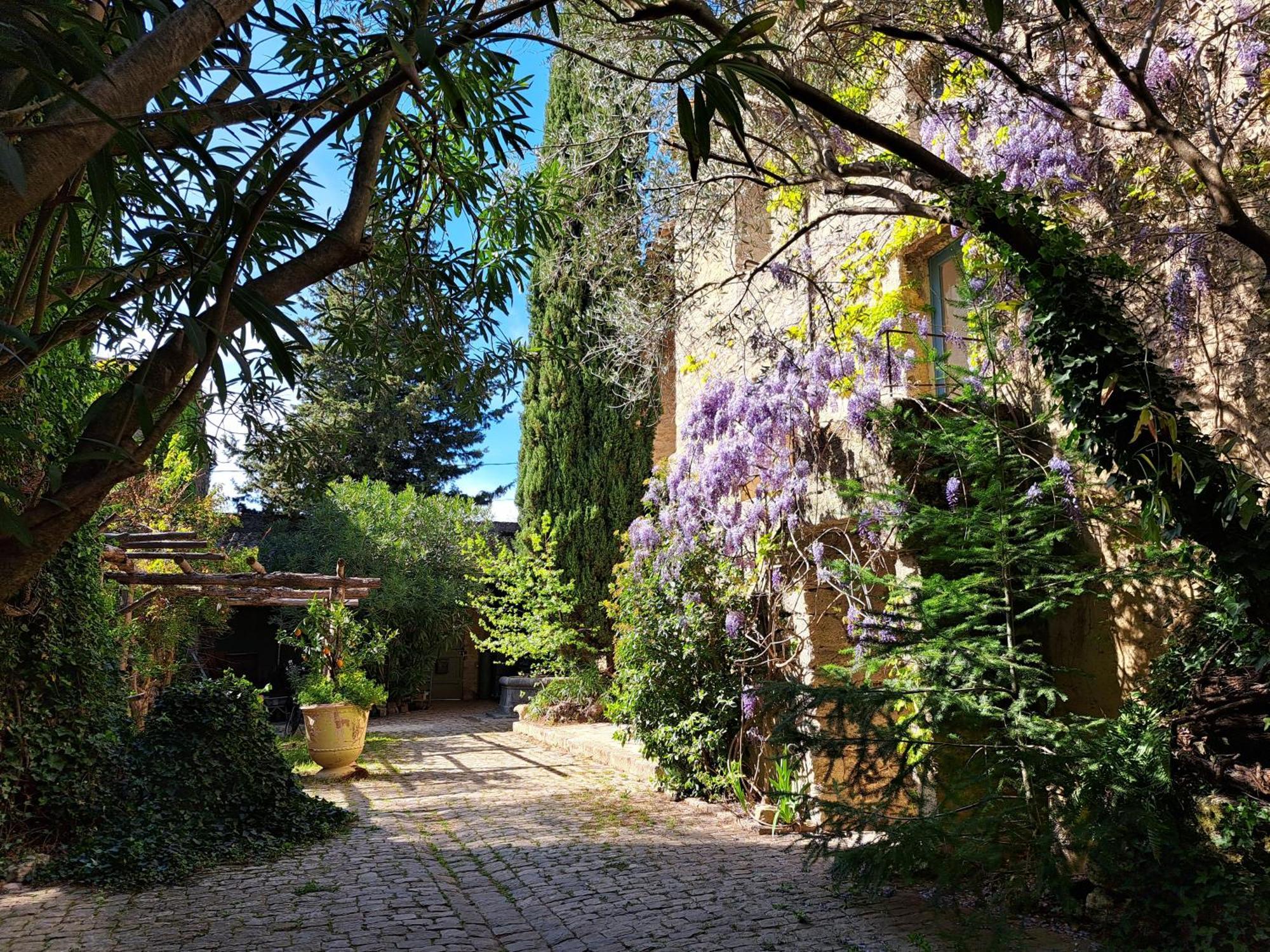 Le Mas Du Lac Uzes Exterior photo